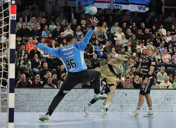 10 02 2026 Handball 1 Bundesliga DAIKIN HBL Season 2025 2026 20 Matchday HC Erlangen Metropolregion Nürnberg HCE TSV Hannover Burgdorf Die Recken DaMa xdaxmax Khalifa Ghedbane 96, HC Erlangen HCE Jonathan Edvardsson 26, TSV Hannover Burgdorf