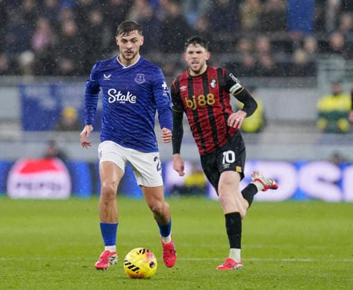 Liverpool, England, 10th February 2026. Kiernan Dewsbury-Hall of Everton finds room in front of Ryan Christie of Bournemouth during the Everton vs AFC Bournemouth Premier League match at Hill Dickinson Stadium, Liverpool. Picture credit should read: Andrew Yates Sportimage EDITORIAL USE ONLY. No use with unauthorised audio, video, data, fixture lists, club league logos or live services. Online in-match use limited to 120 images, no video emulation. No use in betting, games or single club league player publications. SPI_021_AY_Everton_Leeds SPI-4516-0019
