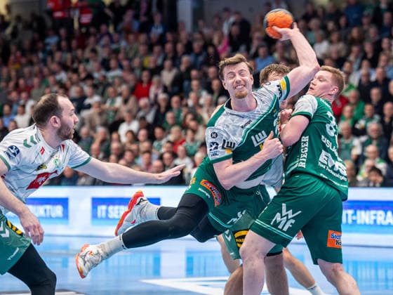 Erik Persson Frisch Auf Goeppingen, 22 is in the air, Frisch Auf Goeppingen vs GWD Minden, Handball, 1 Bundesliga, Men, Season 2025 2026, 10 02 2026, Frisch Auf Goeppingen vs GWD Minden, Handball, 1 Bundesliga, Men, Season 2025 2026, 10 02 2026 Goeppingen Copyright: xEibner-Pressefoto MichaelxSchmidx EP_MST