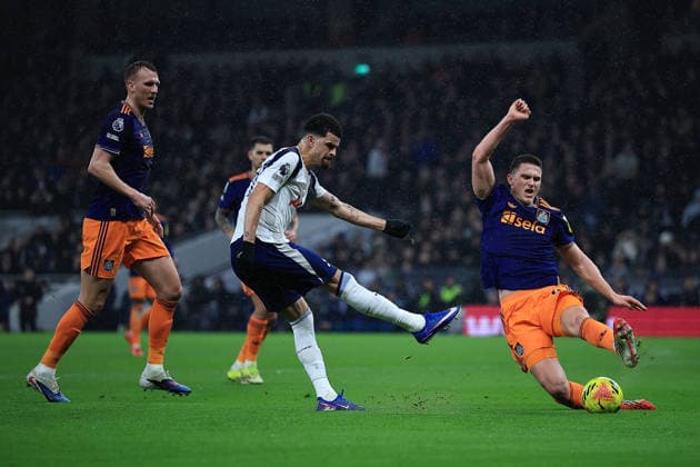 Tottenham Hotspur v Newcastle United, Premier League CHANCE Tottenham Hotspur Forward Dominic Solanke (19) shoots towards goal during the Premier League match between Tottenham Hotspur and Newcastle United at Tottenham Hotspur Stadium, London, UK on 10 February 2026. London Tottenham Hotspur Stadium London UK Editorial use only DataCo restrictions apply See www.football-dataco.com , Copyright: xChrisxFoxwellx PSI-23717-0014
