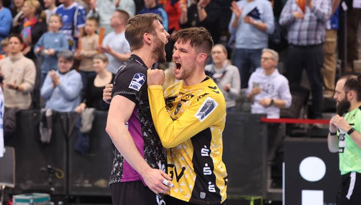 Stuttgart , Handball Daikin Bundesliga TVB Stuttgart vs ThSV Eisenach , from left Samuel Röthlisberger Mateusz Kornecki TVB