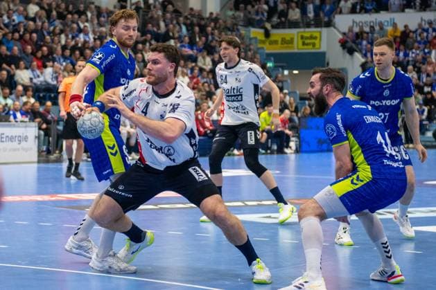 Johannes Golla, Circulation SG Flensburg Handewitt 4 , Tom Kiesler, Backcourt, VfL Gummersbach 30 , Teitur Oern Einarsson, Backcourt, VfL Gummersbach 14 , VfL Gummersbach vs SG Flensburg Handewitt, Daikin Handball Bundesliga, Men , 20 Matchday, 10 02 2026 Gummersbach NRW Germany Copyright: xkolbert-press MartinxWdziecznyx