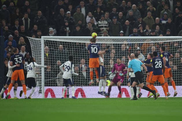 Tottenham Hotspur v Newcastle United, Premier League CHANCE Newcastle United Midfielder Anthony Gordon (10) heads towards goal during the Premier League match between Tottenham Hotspur and Newcastle United at Tottenham Hotspur Stadium, London, UK on 10 February 2026. London Tottenham Hotspur Stadium London UK Editorial use only DataCo restrictions apply See www.football-dataco.com , Copyright: xChrisxFoxwellx PSI-23717-0015