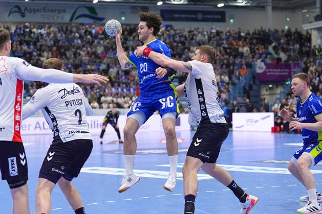 10 02 2026, xydrx, Handball, 1 HBL, VfL Gummersbach SG Flensburg Handewitt, Schwalbe Arena Ludvig Hallbaeck VfL Gummersbach 20 in duel against Blaz Blagotinsek SG Flensburg Handewitt 43 Photo xYannisxDreimannxPressefotoKochx Nordrhein Westfahlen Germany