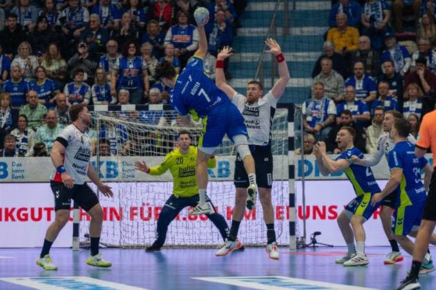 Julian Koester, Backcourt, VfL Gummersbach 7 , Kevin Moller, Goalkeeper SG Flensburg Handewitt 20 , Johannes Golla, Circulation SG Flensburg Handewitt 4 , VfL Gummersbach vs SG Flensburg Handewitt, Daikin Handball Bundesliga, Men , 20 Matchday, 10 02 2026 Gummersbach NRW Germany Copyright: xkolbert-press MartinxWdziecznyx