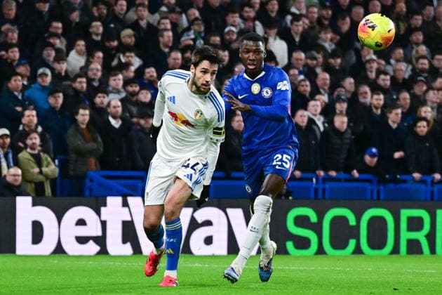 Chelsea v Leeds United, Premier League Leeds United midfielder Ilia Gruev (44) passes under pressure from Chelsea midfielder Moises Caicedo (25) during the Premier League match between Chelsea and Leeds United at Stamford Bridge, London, UK on 10 February 2026. London Stamford Bridge Greater London UK Editorial use only DataCo restrictions apply See www.football-dataco.com , Copyright: xDennisxGoodwinx PSI-23726-0030