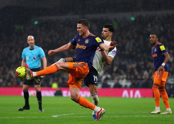 10th February 2026; Tottenham Hotspur Stadium, London, England; Premier League Football, Tottenham Hotspur versus Newcastle United; Sven Botman of Newcastle United under pressure from Dominic Solanke of Tottenham Hotspur  JohnxPatrickxFletcher Content restricted for UK based newspaper