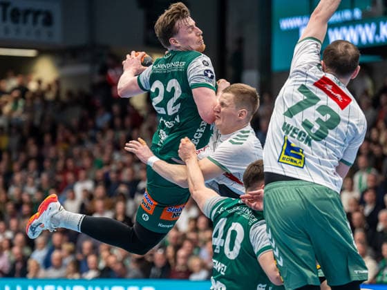 Erik Persson Frisch Auf Goeppingen, 22 is high in the air, Frisch Auf Goeppingen vs GWD Minden, Handball, 1 Bundesliga, Men, Season 2025 2026, 10 02 2026, Frisch Auf Goeppingen vs GWD Minden, Handball, 1 Bundesliga, Men, Season 2025 2026, 10 02 2026 Goeppingen Copyright: xEibner-Pressefoto MichaelxSchmidx EP_MST
