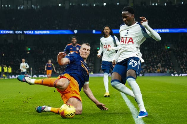 Tottenham Hotspur v Newcastle United, Premier League Dan Burn of Newcastle United and Pape Matar Sarr of Tottenham Hotspur battling for the ball during the Tottenham Hotspur v Newcastle United Premier League match at the Tottenham Hotspur Stadium, London, England on 10 February 2026 Credit: Dylan Hepworth Every Second Media Editorial use only. All images are copyright Every Second Media Limited. No images may be reproduced without prior permission. All rights reserved. Premier League and Football League images are subject to licensing agreements with Football DataCo Limited. see https: www.football-dataco.com Copyright: xIMAGO EveryxSecondxMediax ESM-1793-0032 DylanxHepworthx xEveryxSecondxMediax