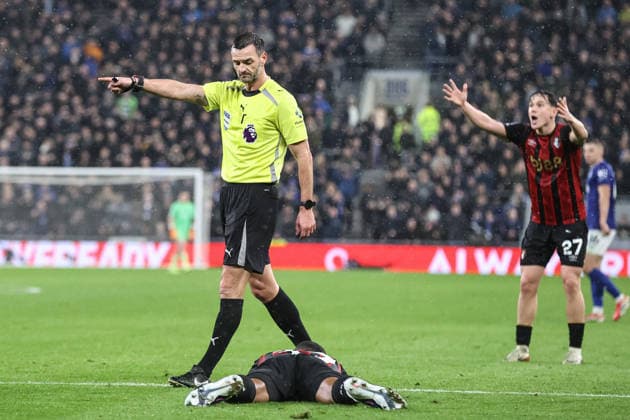 Premier League Everton v Bournemouth Referee Andy Madley points to the penalty spot during the Premier League match Everton vs Bournemouth at Hill Dickinson Stadium, Liverpool, United Kingdom on 10 February 2026 (Photo by Alfie Cosgrove News Images) Liverpool Hill Dickinson Stadium Merseyside United Kingdom Copyright: xAlfiexCosgrove NewsxImagesx