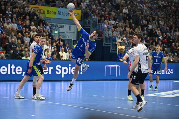 Milos Vujovic VfL Gummersbach 6 vs Niclas Kirkeloekke SG Flensburg Handewitt 5 VfL Gummersbach vs SG Flensburg Handewitt , Handball, Daikin 1 Bundesliga, Matchday 20, Season 2025 2026, Schwalbe Arena Gummersbach, 10 02 2026 VfL Gummersbach vs SG Flensburg Handewitt , Handball, Daikin 1 Bundesliga, Matchday 20, Season 2025 2026, Schwalbe Arena Gummersbach, 10 02 2026 Gummersbach Copyright: xEibner-Pressefoto JuergenxAugstx EP_JAT