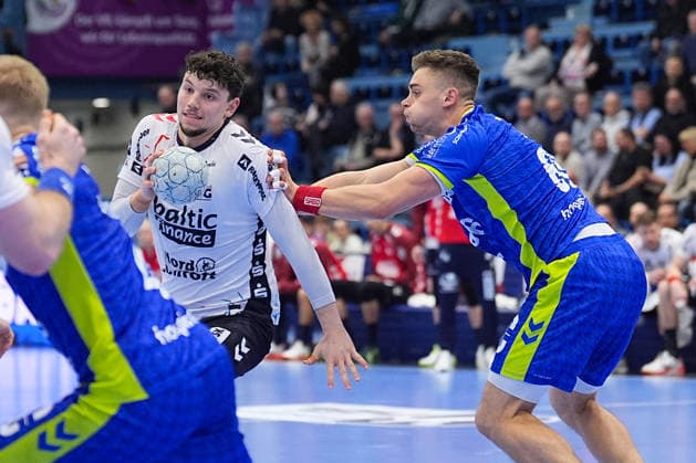 10 02 2026, xydrx, Handball, 1 HBL, VfL Gummersbach SG Flensburg Handewitt, Schwalbe Arena Marko Grgic SG Flensburg Handewitt 17 in duel against Stepan Zeman VfL Gummersbach 66 Photo xYannisxDreimannxPressefotoKochx Nordrhein Westfahlen Germany