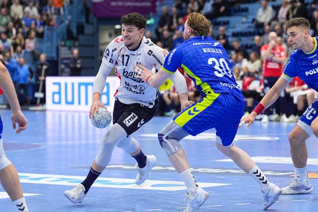 10 02 2026, xydrx, Handball, 1 HBL, VfL Gummersbach SG Flensburg Handewitt, Schwalbe Arena Marko Grgic SG Flensburg Handewitt 17 in duel against Tom Kiesler VfL Gummersbach 30 Photo xYannisxDreimannxPressefotoKochx Nordrhein Westfahlen Germany