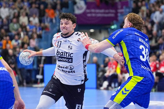 10 02 2026, xydrx, Handball, 1 HBL, VfL Gummersbach SG Flensburg Handewitt, Schwalbe Arena Marko Grgic SG Flensburg Handewitt 17 in duel against Tom Kiesler VfL Gummersbach 30 Photo xYannisxDreimannxPressefotoKochx Nordrhein Westfahlen Germany