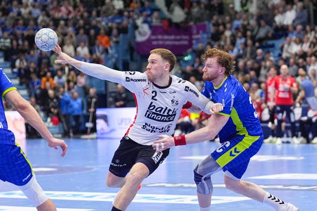 10 02 2026, xydrx, Handball, 1 HBL, VfL Gummersbach SG Flensburg Handewitt, Schwalbe Arena Simon Pytlick SG Flensburg Handewitt 2 in duel against Tom Kiesler VfL Gummersbach 30 Photo xYannisxDreimannxPressefotoKochx Nordrhein Westfahlen Germany