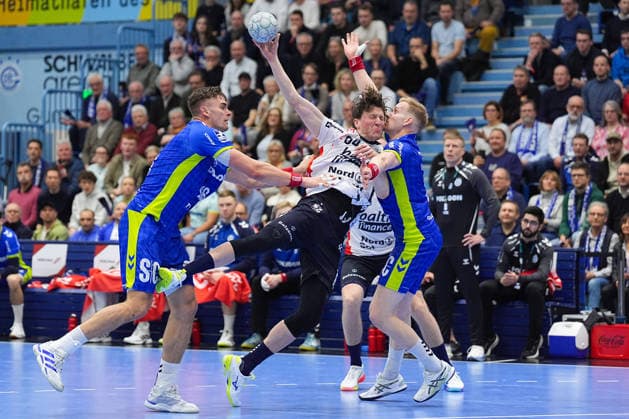 10 02 2026, xydrx, Handball, 1 HBL, VfL Gummersbach SG Flensburg Handewitt, Schwalbe Arena Lasse Moller SG Flensburg Handewitt 64 in a duel against Stepan Zeman VfL Gummersbach 66 and Ellidi Vidarsson VfL Gummersbach 4 Photo xYannisxDreimannxPressefotoKochx Nordrhein Westfahlen Germany