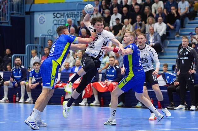 10 02 2026, xydrx, Handball, 1 HBL, VfL Gummersbach SG Flensburg Handewitt, Schwalbe Arena Lasse Moller SG Flensburg Handewitt 64 in a duel against Stepan Zeman VfL Gummersbach 66 and Ellidi Vidarsson VfL Gummersbach 4 Photo xYannisxDreimannxPressefotoKochx Nordrhein Westfahlen Germany