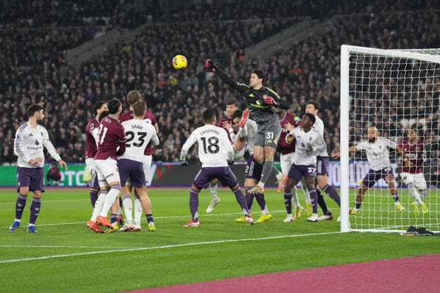 West Ham United v Manchester United, ManU Premier League Manchester United goalkeeper Senne Lammens (31) clears the ball during the Premier League match between West Ham United and Manchester United at the London Stadium, London, UK on 10 February 2026. London London Stadium UK Editorial use only DataCo restrictions apply See www.football-dataco.com , Copyright: xStephenxFlynnx PSI-23718-0040