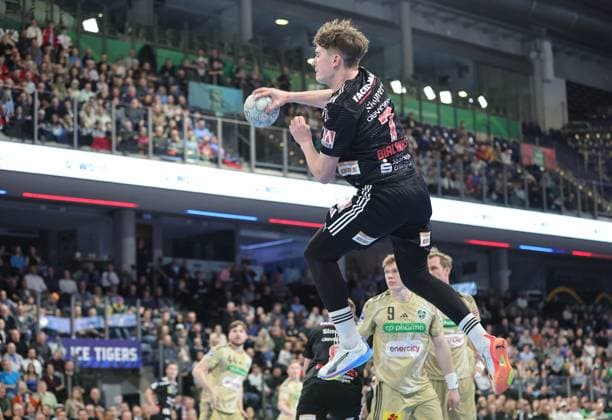 10 02 2026 Handball 1 Bundesliga DAIKIN HBL Season 2025 2026 20 Matchday HC Erlangen Metropolregion Nürnberg HCE TSV Hannover Burgdorf Die Recken DaMa xdaxmax Yannik Bialowas 7, HC Erlangen HCE