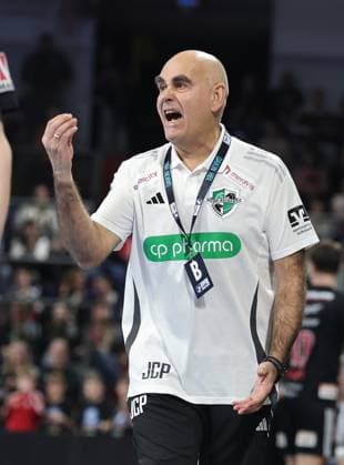 10 02 2026 Handball 1 Bundesliga DAIKIN HBL Season 2025 2026 20 Matchday HC Erlangen Metropolregion Nürnberg HCE TSV Hannover Burgdorf Die Recken DaMa xdaxmax Juan Carlos Pastor Gomez Coach TSV Hannover Burgdorf indicates gestures directs gives instructions