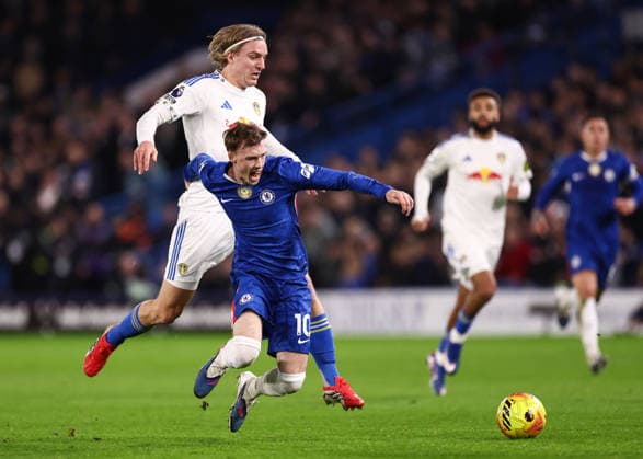 Chelsea gegen Leeds United 10. Februar 2026, London Premier League Fußball Chelsea gegen Leeds United Sebastiaan Bornauw von Leeds United greift Cole Palmer von Chelsea an Foto Jacques Feeney Abseits London UK  Copyright: xJacquesxFeeneyx xOffsidexOffside