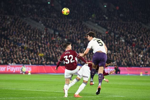 Harry Maguire of Manchester United, ManU with a header on goal under pressure from Freddie Potts of West Ham United West Ham United v Manchester United, Premier League, Football, London Stadium, London, UK - 10 Feb 2026London London Stadium United Kingdom EDITORIAL USE ONLY No use with unauthorised audio, video, data, fixture lists, club league logos or live services. Online in-match use limited to 120 images, no video emulation. No use in betting, games or single club league player publications. Copyright: xSimonxDael Shutterstockx 16537197o