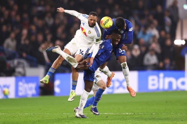 Chelsea gegen Leeds United 10 Februar 2026, London Premier League Fußball Chelsea gegen Leeds United Lukas Nmecha von Leeds United, Moises Caicedo von Chelsea und Josh Acheampong von Chelsea Foto Jacques Feeney Abseits London UK  Copyright: xJacquesxFeeneyx xOffsidexOffside