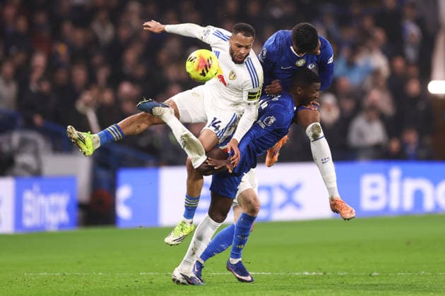 Chelsea gegen Leeds United 10 Februar 2026, London Premier League Fußball Chelsea gegen Leeds United Lukas Nmecha von Leeds United, Moises Caicedo von Chelsea und Josh Acheampong von Chelsea Foto Jacques Feeney Abseits London UK  Copyright: xJacquesxFeeneyx xOffsidexOffside