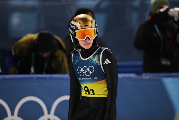 Olympische Winterspiele, Olympia, Skispringen, Mixed Team, Normalschanze, Val di Fiemme, Predazzo, Olympiaschanze FREITAG Selina (GER) im Auslauf stehend *** Olympic Winter Games, Olympics, Ski Jumping, Mixed Team, Normal Hill, Val di Fiemme, Predazzo, Olympic Hill FREITAG Selina GER standing in outrun
