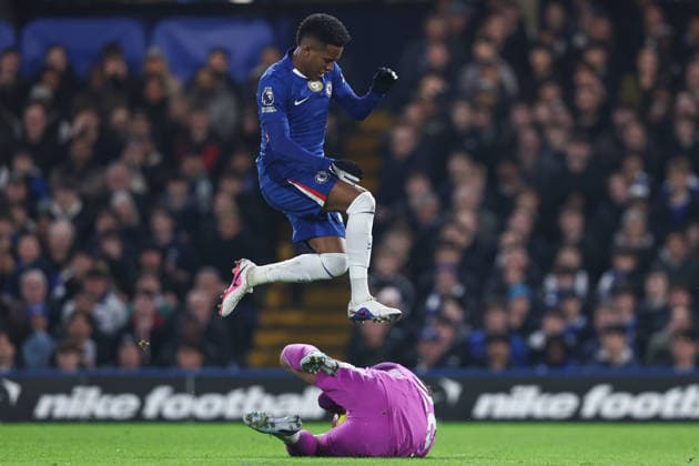 10th February 2026; Stamford Bridge, Chelsea, London, England: Premier League Football, Chelsea versus Leeds United; Karl Darlow of Leeds United denies Estevao of Chelsea a goal scoring opportunity  IanxStephen Content restricted for UK based newspaper