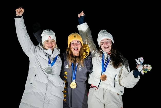MILANO CORTINA 2026 - OLYMPISCHE WINTERSPIELE - CORTINA D™AMPEZZO - RODELN - FRAUEN EINZEL ** NUR FÜR REDAKTIONELLE ZWECKE ** EDITORIAL USE ONLY **<p>10 02 2026-Cortina d™Ampezzo: Olympische Winterspiele Milano Cortina 2026 Rodeln Cortina Sliding Centre Event: Frauen Einzel 3.-4. Lauf im Foto: Riesenjubel bei Julia Taubitz 1 (Deutschland) nach dem Gewinn der Goldmedaille, hier mit Ashley Farquharson 16 (Vereinigte Staaten von Amerika) und Elina Bota 3 (Lettland). ( Italien Venetien Cortina d™Ampezzo Copyright: SaschaxFromm *** MILANO CORTINA 2026 OLYMPIC WINTER GAMES CORTINA D™AMPEZZO LUGING WOMEN SINGLE FOR EDITORIAL PURPOSES ONLY p 10 02 2026 Cortina d™Ampezzo Olympic Winter Games Milano Cortina 2026 Luge Cortina Sliding Centre Event Women Single 3 4 Run in photo Huge cheers for Julia Taubitz 1 Germany after winning the gold medal, here with Ashley Farquharson 16 United States of America and Elina Bota 3 Latvia Italy Veneto Cortina d™Ampezzo Copyright SaschaxFromm Copyright: SaschaxFromm doc84ipqdkheup1ka06xa53 ,EDITORIAL USE ONLY