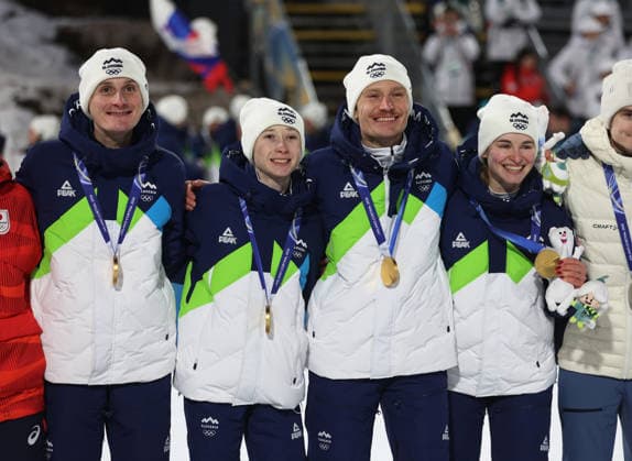 Olympische Winterspiele, Olympia, Skispringen, Mixed Team, Normalschanze, Val di Fiemme, Predazzo, Olympiaschanze Das Mixed Team von Slowenien wird Olympiasieger, PREVC Domen (SLO), Prevc Nika (SLO), LANISEK Anze (SLO), VODAN Nika (SLO) (v.l.n.r.) mit der Goldmedaille *** Olympic Winter Games, Olympics, Ski Jumping, Mixed Team, Normal Hill, Val di Fiemme, Predazzo, Olympic Hill The Mixed Team of Slovenia becomes Olympic Champion, PREVC Domen SLO , Prevc Nika SLO , LANISEK Anze SLO , VODAN Nika SLO f l n r with the gold medal