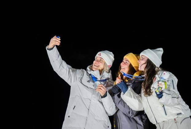MILANO CORTINA 2026 - OLYMPISCHE WINTERSPIELE - CORTINA D™AMPEZZO - RODELN - FRAUEN EINZEL ** NUR FÜR REDAKTIONELLE ZWECKE ** EDITORIAL USE ONLY **<p>10 02 2026-Cortina d™Ampezzo: Olympische Winterspiele Milano Cortina 2026 Rodeln Cortina Sliding Centre Event: Frauen Einzel 3.-4. Lauf im Foto: Riesenjubel bei Julia Taubitz 1 (Deutschland) nach dem Gewinn der Goldmedaille, hier mit Ashley Farquharson 16 (Vereinigte Staaten von Amerika) und Elina Bota 3 (Lettland). ( Italien Venetien Cortina d™Ampezzo Copyright: SaschaxFromm *** MILANO CORTINA 2026 OLYMPIC WINTER GAMES CORTINA D™AMPEZZO LUGING WOMEN SINGLE FOR EDITORIAL PURPOSES ONLY p 10 02 2026 Cortina d™Ampezzo Olympic Winter Games Milano Cortina 2026 Luge Cortina Sliding Centre Event Women Single 3 4 Run in photo Huge cheers for Julia Taubitz 1 Germany after winning the gold medal, here with Ashley Farquharson 16 United States of America and Elina Bota 3 Latvia Italy Veneto Cortina d™Ampezzo Copyright SaschaxFromm Copyright: SaschaxFromm doc84ipqevk73rxtpicdxt ,EDITORIAL USE ONLY