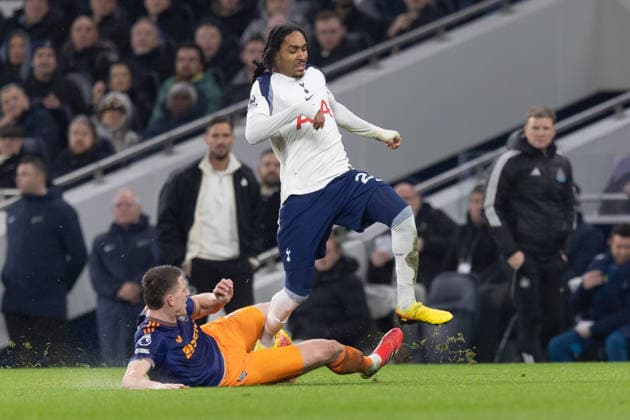 Tottenham Hotspur v Newcastle United, Premier League, Football, Tottenham Hotspur Stadium, London, UK - 10 Feb 2026 Sven Botman of Newcastle United tackles Djed Spence of Tottenham Hotspur London Tottenham Hotspur Stadium Tottenham GBR, UK NEWSPAPERS OUT Copyright: xEllixBirchx