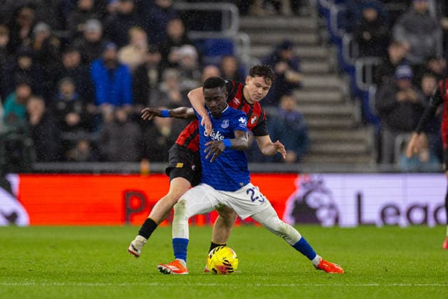 Football - FA Premier League - Everton FC v Bournemouth AFC LIVERPOOL, ENGLAND - Tuesday, February 10, 2026: Everton s Idrissa Gueye is challenged by Bournemouth s Alex Toth (L) during the FA Premier League match between Everton FC and Bournemouth AFC at Bramley-Moore Dock. (Photo by David Rawcliffe Propaganda) LIVERPOOL Bramley-Moore Dock MERSEYSIDE ENGLAND  Copyright: xDavidxRawcliffex P2026-02-10-Everton_Bournemouth-23