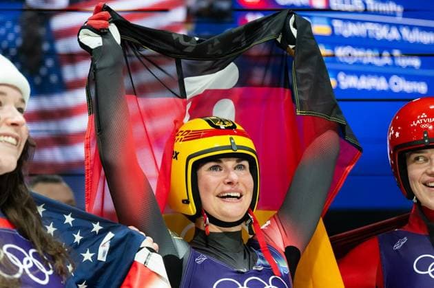 MILANO CORTINA 2026 - OLYMPISCHE WINTERSPIELE - CORTINA D™AMPEZZO - RODELN - FRAUEN EINZEL ** NUR FÜR REDAKTIONELLE ZWECKE ** EDITORIAL USE ONLY **<p>10 02 2026-Cortina d™Ampezzo: Olympische Winterspiele Milano Cortina 2026 Rodeln Cortina Sliding Centre Event: Frauen Einzel 3.-4. Lauf im Foto: Riesenjubel bei Julia Taubitz 1 (Deutschland) nach dem Gewinn der Goldmedaille, hier mit Ashley Farquharson 16 (Vereinigte Staaten von Amerika) und Elina Bota 3 (Lettland). ( Italien Venetien Cortina d™Ampezzo Copyright: SaschaxFromm *** MILANO CORTINA 2026 OLYMPIC WINTER GAMES CORTINA D™AMPEZZO LUGING WOMEN SINGLE FOR EDITORIAL PURPOSES ONLY p 10 02 2026 Cortina d™Ampezzo Olympic Winter Games Milano Cortina 2026 Luge Cortina Sliding Centre Event Women Single 3 4 Run in photo Huge cheers for Julia Taubitz 1 Germany after winning the gold medal, here with Ashley Farquharson 16 United States of America and Elina Bota 3 Latvia Italy Veneto Cortina d™Ampezzo Copyright SaschaxFromm Copyright: SaschaxFromm doc84iprdvkd2ddzc9pdfo ,EDITORIAL USE ONLY