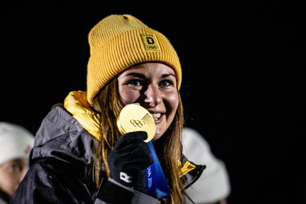 Gold medalist Julia Taubitz of Germany poses with her medal on the podium after winning the Women s Singles Luge competition at the 2026 Olympic Winter games, Winterspiele,Spiele, Summer games on February 10, 2026 in Cortina d Ampezzo, Italy. *** Gold medalist Julia Taubitz of Germany poses with her medal on the podium after winning the Women s Singles Luge competition at the 2026 Olympic Winter Games on February 10, 2026 in Cortina d Ampezzo, Italy Copyright: HMBxMedia MarcxNiemeyer