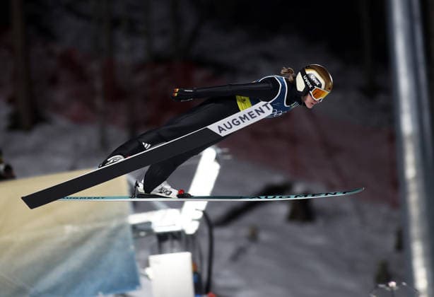 Olympische Winterspiele, Olympia, Skispringen, Mixed Team, Normalschanze, Val di Fiemme, Predazzo, Olympiaschanze FREITAG Selina (GER) im Flug, Flugfoto, Sprung, Vorlage, Flugphase *** Olympic Winter Games, Olympics, ski jumping, mixed team, normal hill, Val di Fiemme, Predazzo, Olympic hill FREITAG Selina GER in flight, flight photo, jump, presentation, flight phase