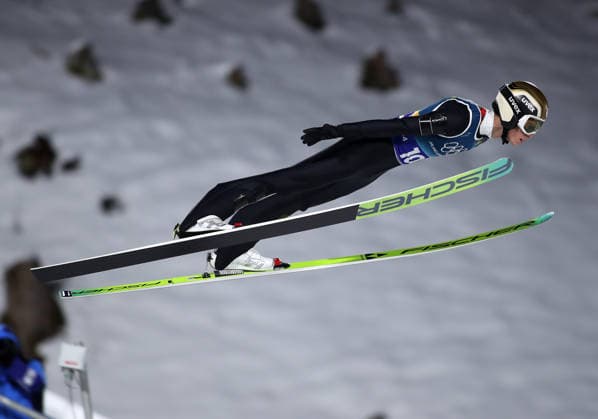 Olympische Winterspiele, Olympia, Skispringen, Mixed Team, Normalschanze, Val di Fiemme, Predazzo, Olympiaschanze EMBACHER Stephan (AUT) im Flug, Flugfoto, Sprung, Vorlage, Flugphase *** Olympic Winter Games, Olympics, ski jumping, mixed team, normal hill, Val di Fiemme, Predazzo, Olympic ski jump EMBACHER Stephan AUT in flight, flight photo, jump, presentation, flight phase