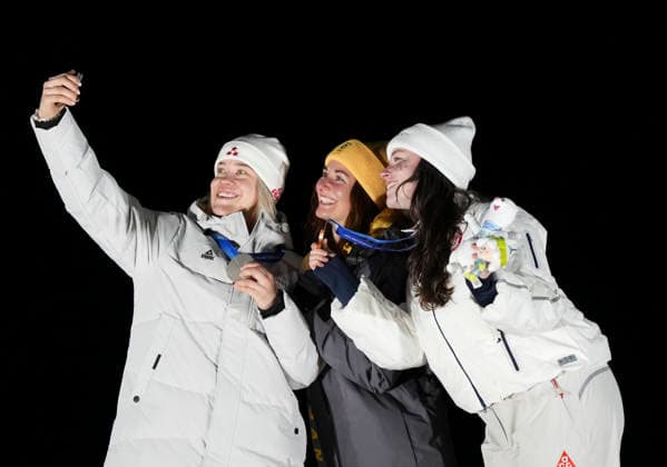 (260210) -- CORTINA D AMPEZZO, Feb. 10, 2026 -- Gold medalist Julia Taubitz (C) of Germany, silver medalist Elina Bota (L) of Latvia and Ashley Farquharson of the United States take a selfie during the awarding ceremony of the luge women s singles at the Milan-Cortina 2026 Olympic Winter games, Winterspiele,Spiele, Summer games in Cortina, Italy, Feb. 10, 2026. ) (MICO2026)ITALY-CORTINA D AMPEZZO-OLYMPIC WINTER GAMES-LUGE-WOMEN S SINGLES LixGang 
