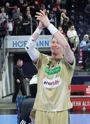 10 02 2026 Handball 1 Bundesliga DAIKIN HBL Season 2025 2026 20 Matchday HC Erlangen Metropolregion Nürnberg HCE TSV Hannover Burgdorf Die Recken DaMa xdaxmax Jonathan Edvardsson 26, TSV Hannover Burgdorf rejoices joy applauds claps his hands after the end of the match