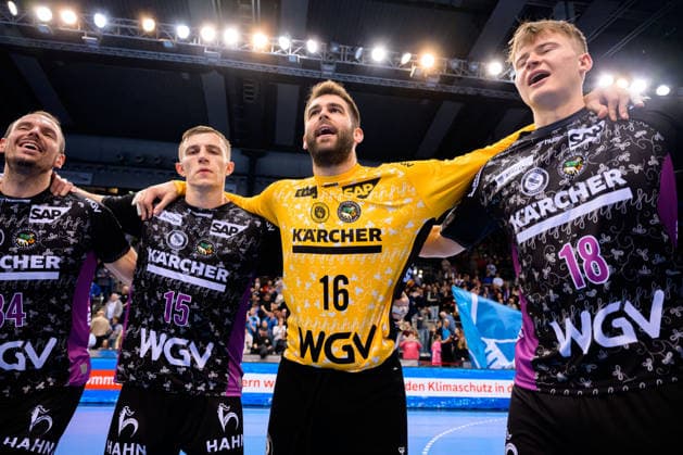 Stuttgart HBL 25 26 TVB Stuttgart ThSV Eisenach Simone Mengon Stuttgart , Torhueter Miljan Vujovic Stuttgart , Linus Schmid Stuttgart Jubel Freude Emotion Torjubel Torschuetze Torschütze Stuttgart Porsche Arena Baden Württemberg Germany