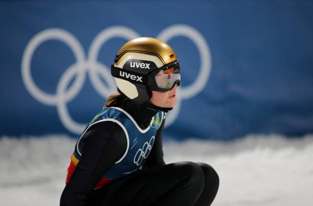 Olympische Winterspiele, Olympia, Skispringen, Mixed Team, Normalschanze, Val di Fiemme, Predazzo, Olympiaschanze REISCH Agnes (GER) im Auslauf sitzend *** Olympic Winter Games, Olympics, Ski Jumping, Mixed Team, Normal Hill, Val di Fiemme, Predazzo, Olympic Hill REISCH Agnes GER sitting in the outrun