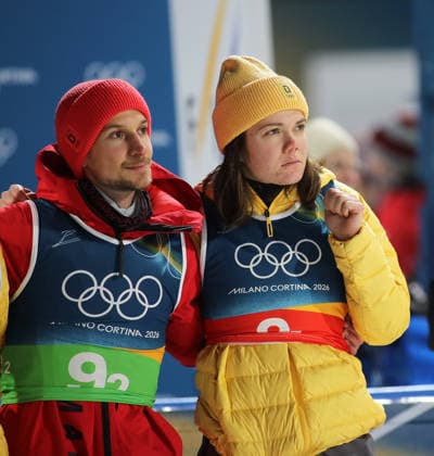 Olympische Winterspiele, Olympia, Skispringen, Mixed Team, Normalschanze, Val di Fiemme, Predazzo, Olympiaschanze HOFFMANN Felix (GER) (li.) mit REISCH Agnes (GER) (re.) zusammen im Auslauf stehend *** Olympic Winter Games, Olympics, Ski Jumping, Mixed Team, Normal Hill, Val di Fiemme, Predazzo, Olympic Hill HOFFMANN Felix GER left with REISCH Agnes GER right standing together in the outrun