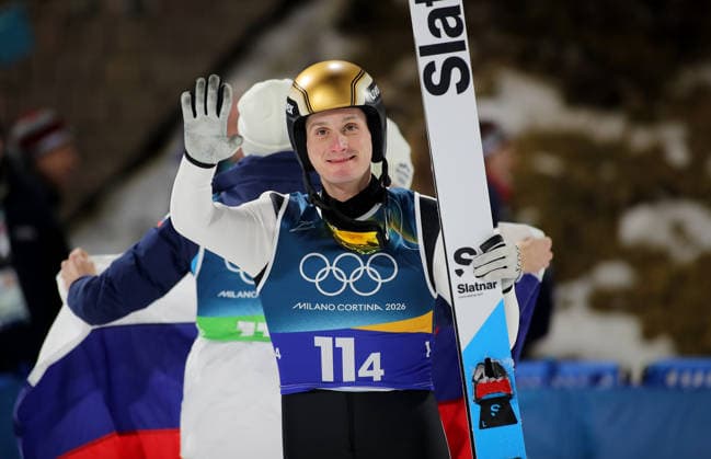 Olympische Winterspiele, Olympia, Skispringen, Mixed Team, Normalschanze, Val di Fiemme, Predazzo, Olympiaschanze PREVC Domen (SLO) winkt in die Kamera, winken, winkend *** Olympic Winter Games, Olympics, ski jumping, mixed team, normal hill, Val di Fiemme, Predazzo, Olympic ski jump PREVC Domen SLO waving into the camera, waving, waving