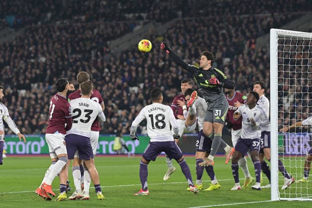 West Ham vs Man Utd Premier League Senne Lammens of Manchester United, ManU punches clear a West Han corner during the West Ham vs Manchester United, Premier League match at the London Stadium Stratford. London The London Stadium UK Copyright: xMartinxDaltonx WestHam_vs_ManUtd_100226_MD_010