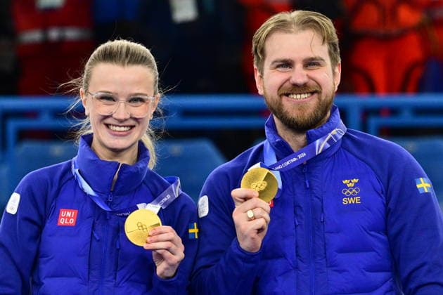 CORTINA, ITALY 20260210 Sweden s Isabella Wrana and Rasmus Wrana with their gold medals in mixed curling in Cortina. *** The image is included in the SPORTS PACKAGE. For others PAYMENT IMAGE ** CORTINA ITALY x10030x *** CORTINA, ITALY 20260210 Sweden s Isabella Wrana and Rasmus Wrana with their gold medals in mixed curling in Cortina The image is included in the SPORTS PACKAGE For others PAYMENT IMAGE CORTINA ITALY x10030x  Copyright: xJonasxEkströmer TTx 2026 OLYMPICS MIXED CURLING FINAL