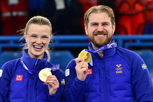 CORTINA, ITALY 20260210 Sweden s Isabella Wrana and Rasmus Wrana with their gold medals in mixed curling in Cortina. *** The image is included in the SPORTS PACKAGE. For others PAYMENT IMAGE ** CORTINA ITALY x10030x *** CORTINA, ITALY 20260210 Sweden s Isabella Wrana and Rasmus Wrana with their gold medals in mixed curling in Cortina The image is included in the SPORTS PACKAGE For others PAYMENT IMAGE CORTINA ITALY x10030x  Copyright: xJonasxEkströmer TTx 2026 OLYMPICS MIXED CURLING FINAL