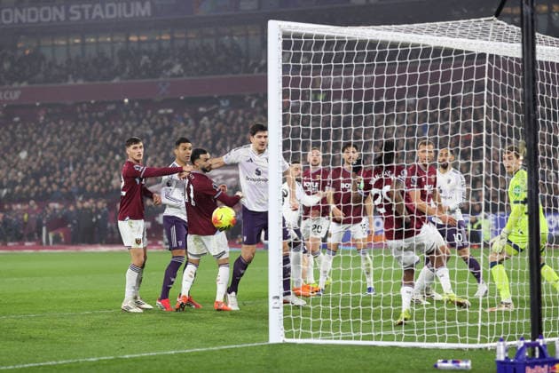 West Ham gegen Man Utd 10. Februar 2026, London Premier League Fußball West Ham United gegen Manchester United Spieler sehen zu, wie Aaron Wan Bissaka von West Ham United den Ball von der Linie klärt Foto Charlotte Wilson Abseits London UK  Copyright: xCharlottexWilsonx xOffsidexOffside