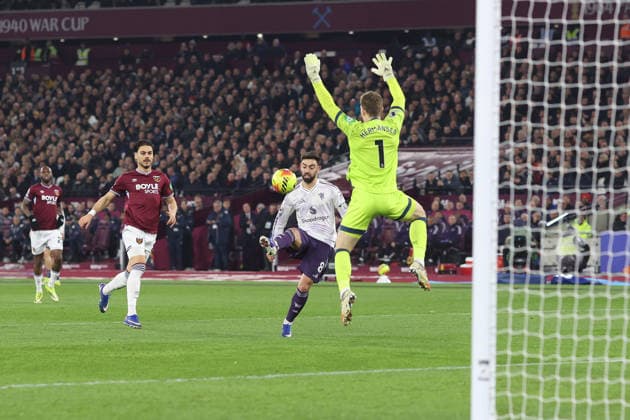 West Ham gegen Man Utd 10. Februar 2026, London Premier League Fußball West Ham United gegen Manchester United Bruno Fernandes von Manchester United chippt den Ball über den Torwart von West Ham United, Mads Hermansen, doch der Ball segelt über die Latte Foto Charlotte Wilson Abseits London UK  Copyright: xCharlottexWilsonx xOffsidexOffside